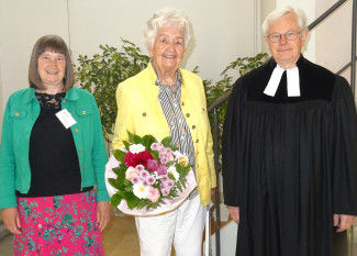 Stellv. Dekan Bausenwein verabschiedet Frau Kranl (Bild Mitte) nach 25 Jahren im Klinikbesuchsdienst.