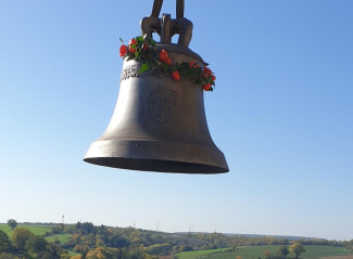 Die Glocke schwebt hinauf.