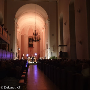 Um die 600 Besucher*innen in der Stadtkirche.