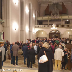 Nach dem Gottesdienst blieben viele zu Gesprächen bei Wein und Gebäck in der Kirche.